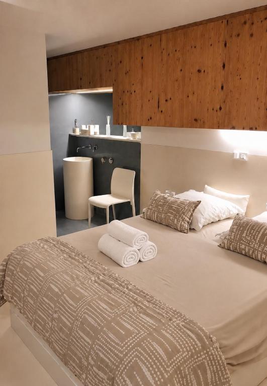 a bedroom with a large bed with towels on it at Le4bergheim Chambre d'hôtes in Bergheim