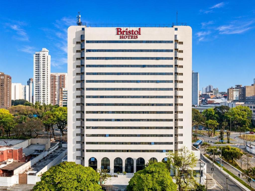 a building with the british metals logo on it at Bristol International Guarulhos in Guarulhos