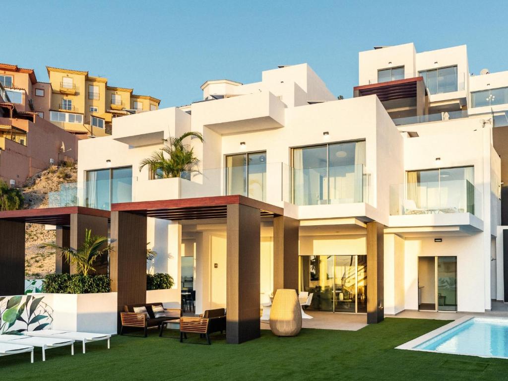 Villa Eden - Seaviews, Large Terrace & Private Heated Pool