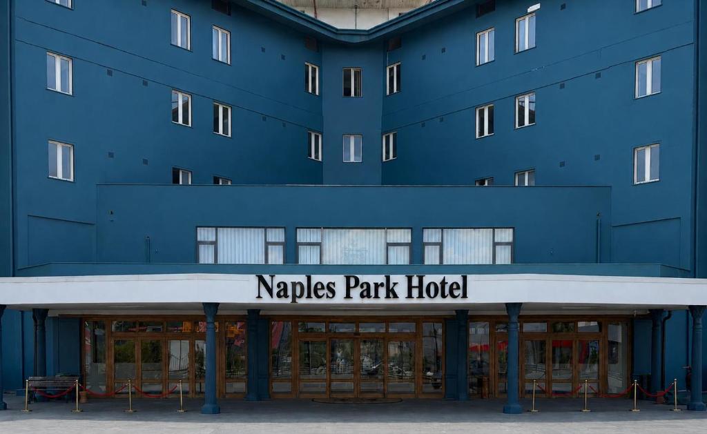Ein blaues Gebäude mit einem Schild, auf dem „Narre Parks Park Hotel“ steht. in der Unterkunft Naples Park Hotel in Marigliano