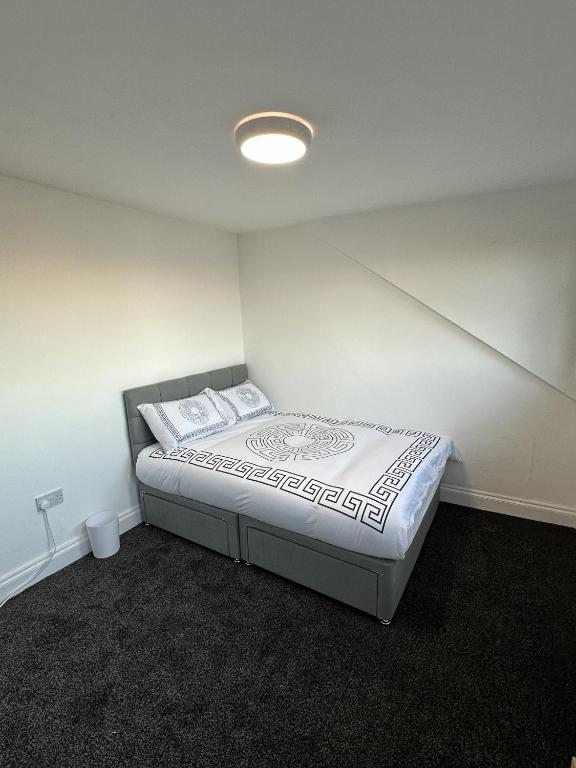 a bedroom with a bed in a room at PLUS PROPERTIES Leeds 6 in Bradford