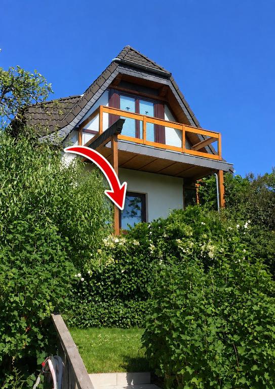 a house with a red arrow in front of it at Ferienwohnung Smutje in Kiel