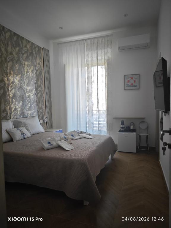 ein Schlafzimmer mit einem großen Bett und einem Fenster in der Unterkunft Al Blu in Manfredonia