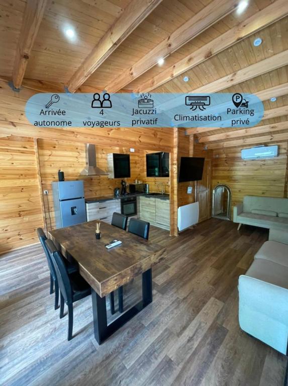 a dining room with a table and chairs at Petit Chalet Cosy - Saint-Dié-des-Vosges T2 in Saint-Léonard
