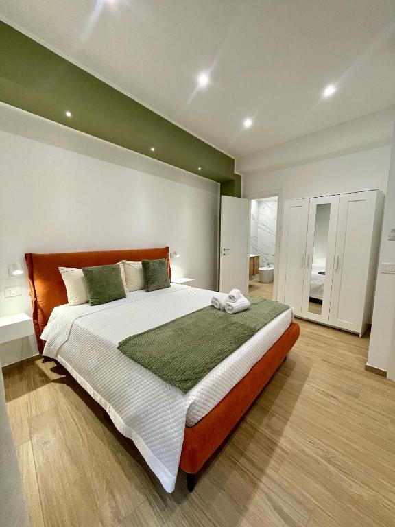 ein Schlafzimmer mit einem großen Bett in einem Zimmer in der Unterkunft Marylen in Gela