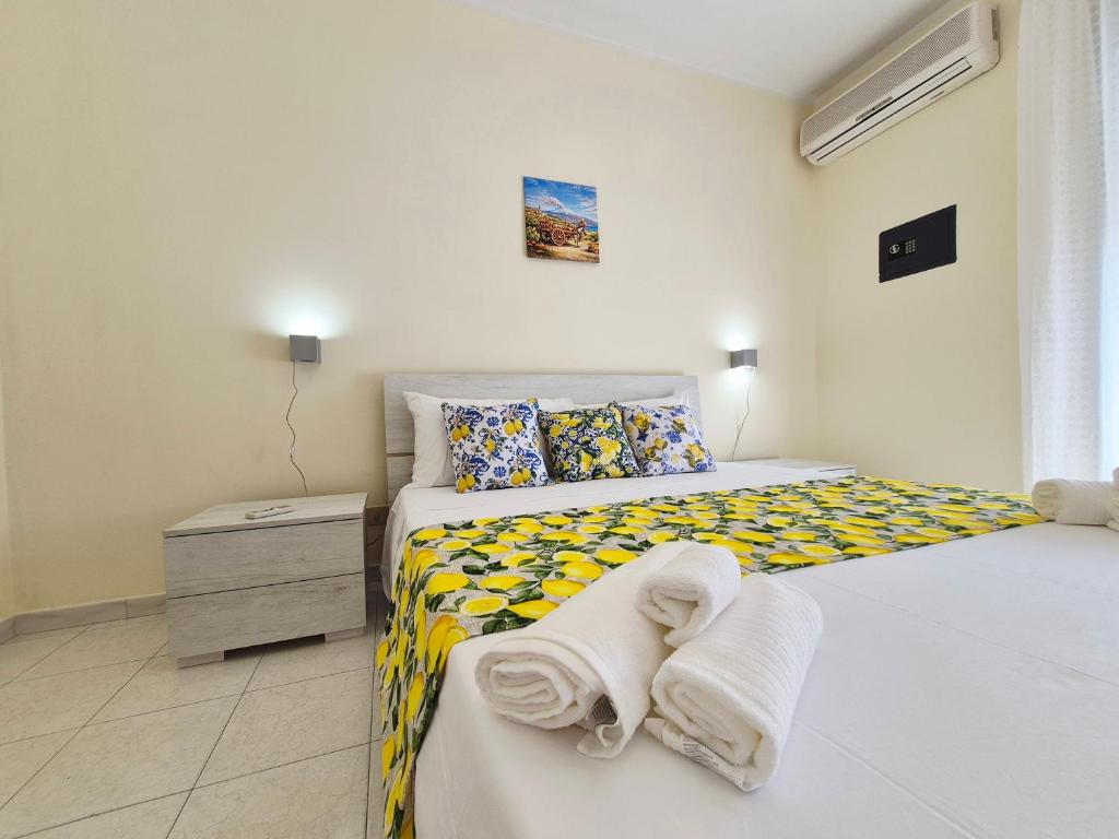 a bedroom with a bed with towels on it at The Citrus Balcony in Trappitello