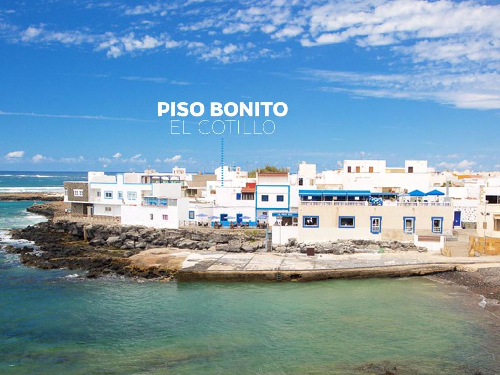 コティージョにあるPiso Bonito el Cotilloの水辺白い建物群