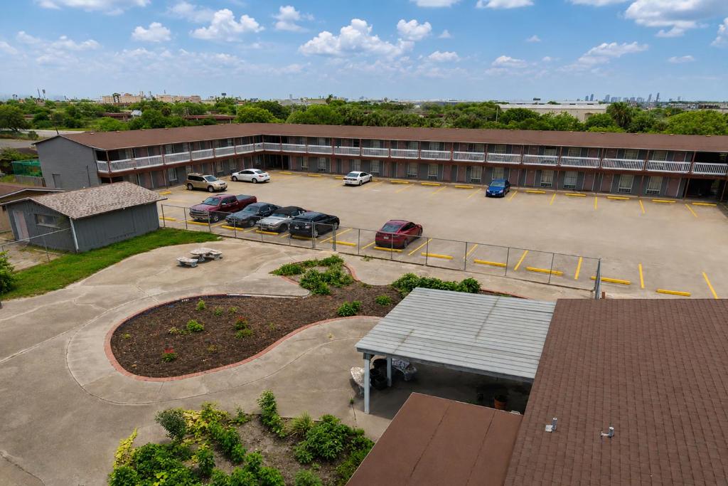 an overhead view of a building with a parking lot at Valley Motel Corpus Christi Near Airport I 37 in Corpus Christi