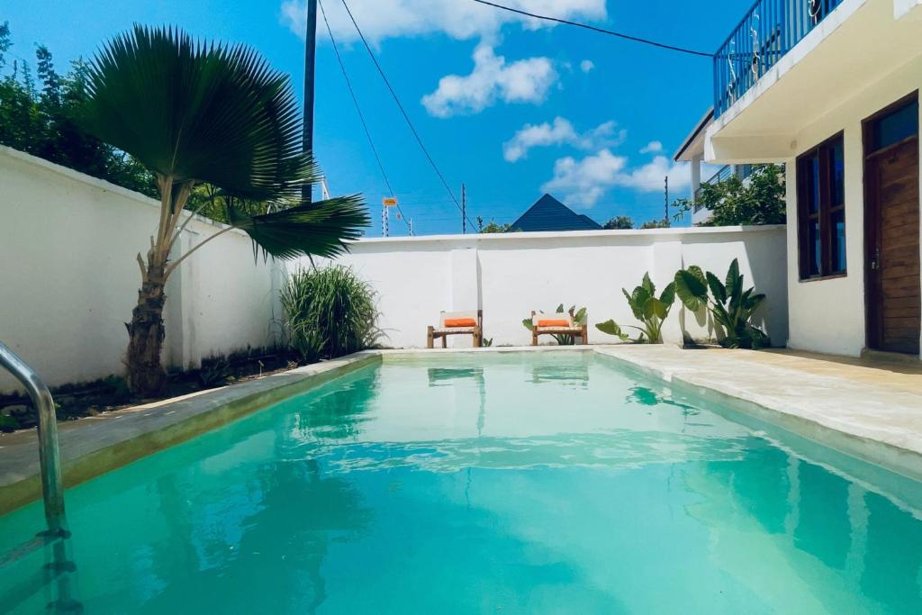 ein Swimmingpool im Hinterhof eines Hauses in der Unterkunft Sabali Lodge, Zanzibar in Jambiani
