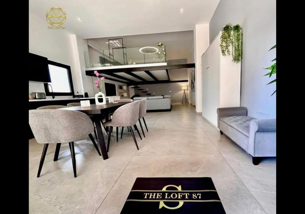 ein Wohnzimmer mit Esstisch und Sofa in der Unterkunft The loft 87 in San Giovanni in Fiore