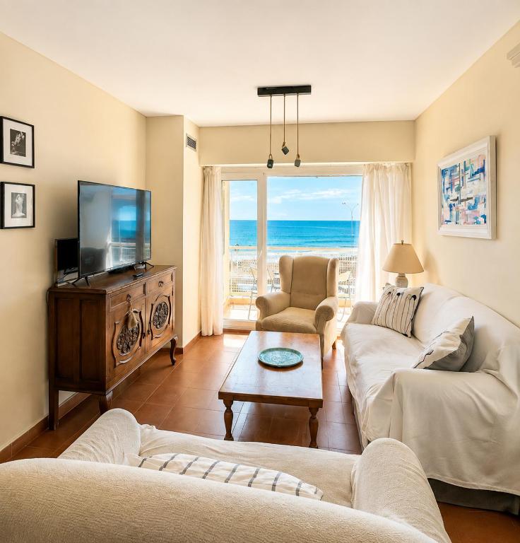 ein Wohnzimmer mit Meerblick in der Unterkunft Boulevard 10 - Dúplex frente al mar con balcón y vista panorámica in Puerto Madryn
