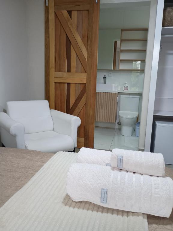 a bedroom with two white towels on a bed at Quarto suíte privativo acesso independente in Genuino Sampaio