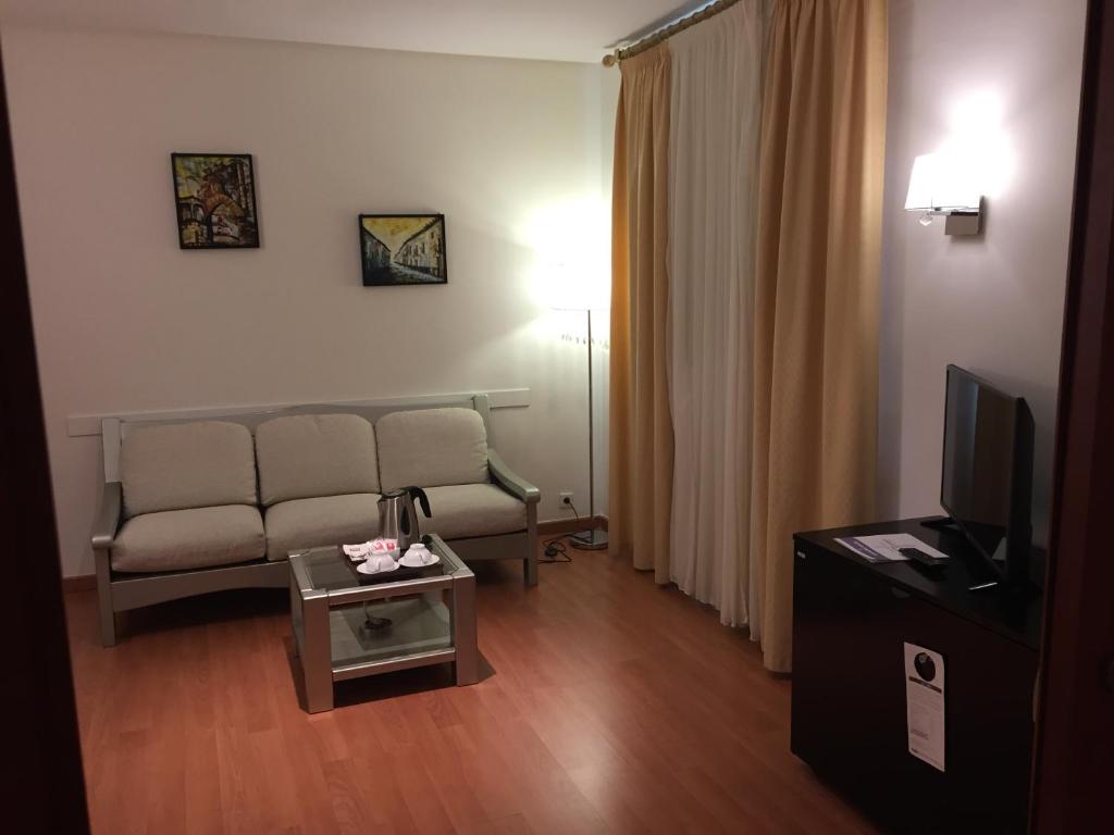 TV a/nebo společenská místnost v ubytování TRH Ciudad de Baeza
