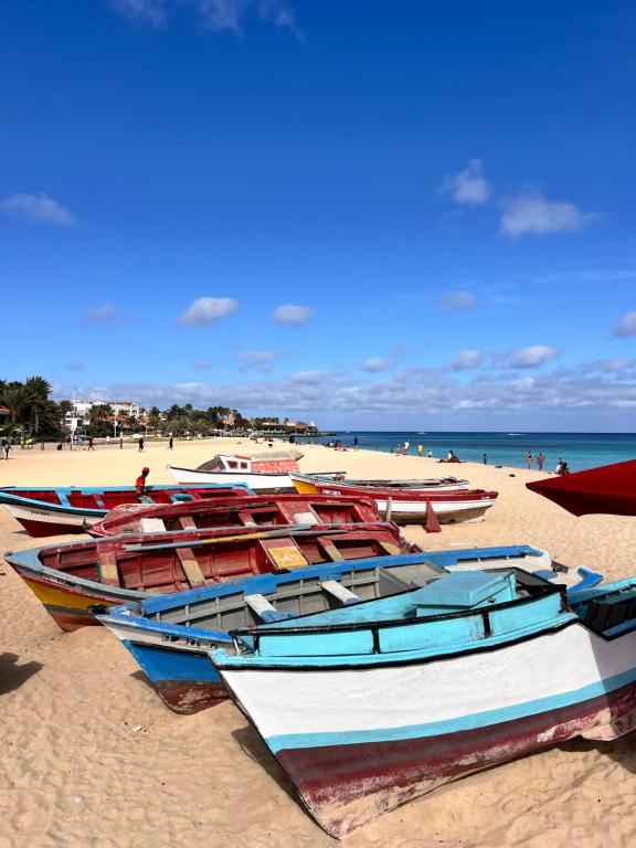 a group of boats sitting on a sandy beach at Océan serinity Santa Maria in Santa Maria