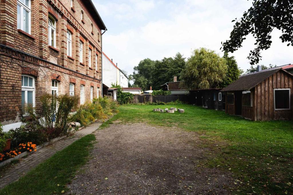 an empty yard next to a brick building at Fabrik Gästehaus in Neustrelitz