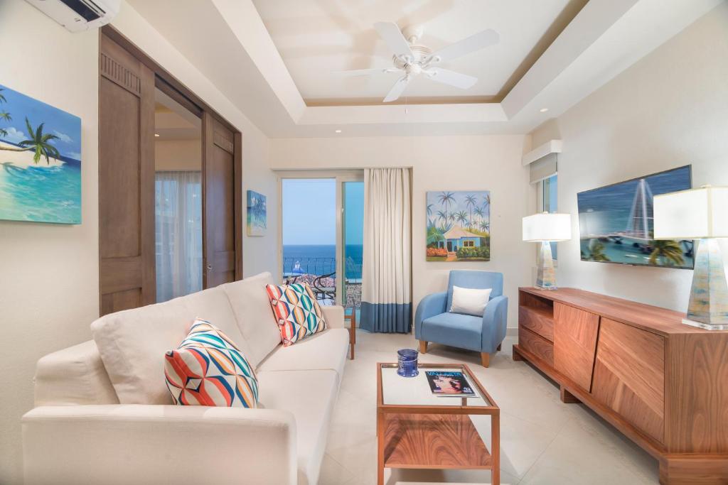 een woonkamer met een bank en een tafel bij V Azul Vallarta - Luxury Vacation Rental Adults Only in Puerto Vallarta
