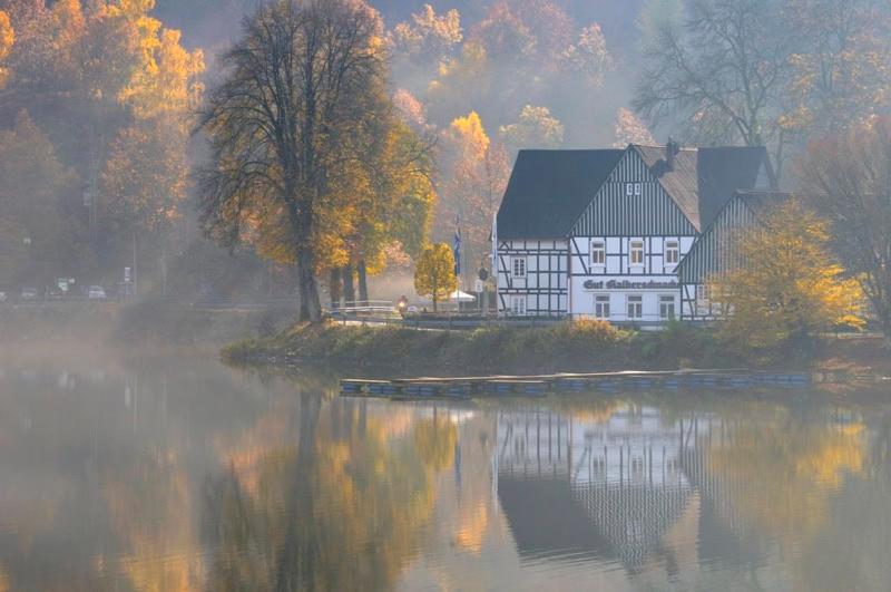 ein Haus auf einer Insel mitten in einem See in der Unterkunft LaLuna - Ruhe & Behaglichkeit am Stadtrand von Köln - in Lohmar