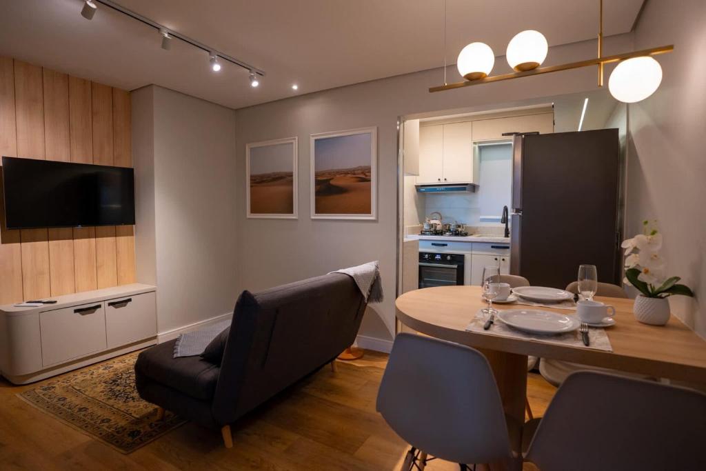a kitchen and dining room with a table and chairs at Studio Nubia centro in Toledo