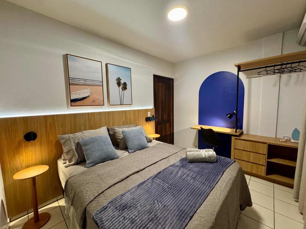 a bedroom with a large bed and a desk at Studio UNI 25 - Unipar, Lago e Shopping in Toledo