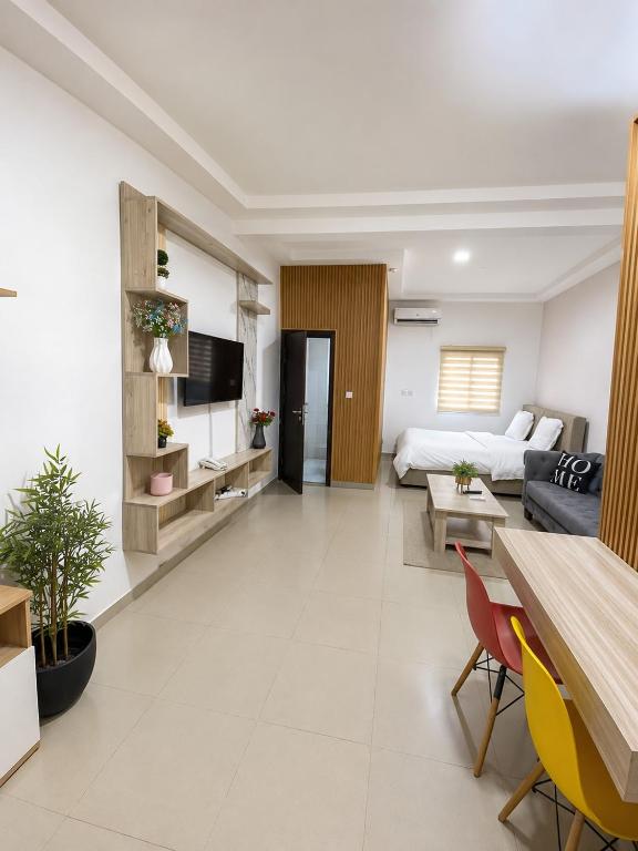 a living room with a couch and a table at Studio américain Confort avec piscine in Abidjan