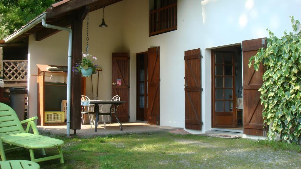 a patio with a table and chairs in a yard at Gite des Carcis in Ganac