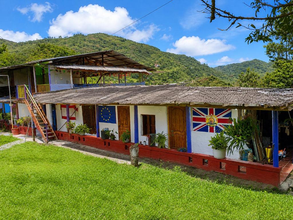 a house with a flag painted on it at Finca de las banderas in Jardin