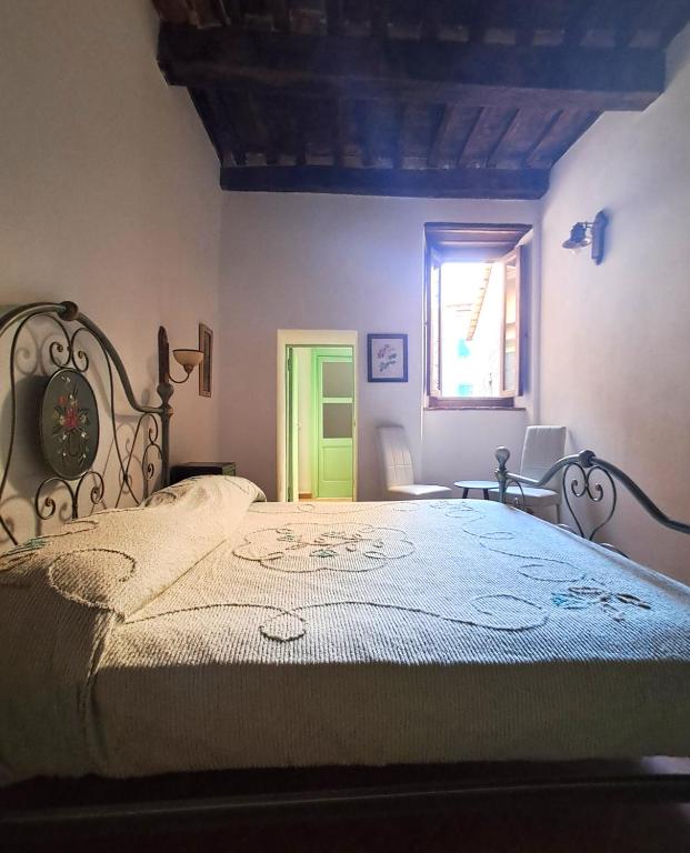 ein Schlafzimmer mit einem großen Bett in einem Zimmer in der Unterkunft Nerucci 3 in Castel del Piano