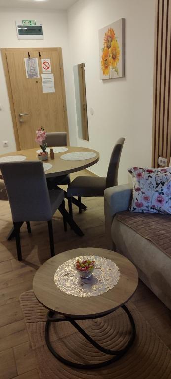 a living room with a couch and a table at Emperus Taša spa apartman in Veliko Gradište