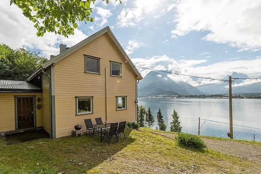 IsfjordenにあるTindelykkeの湖畔の家