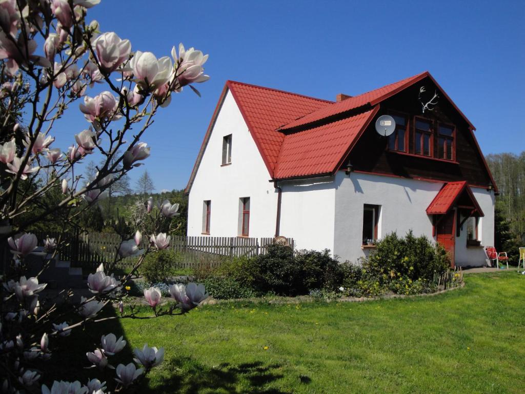 een wit huis met een rood dak bij Zielony Raj in Siedlisko