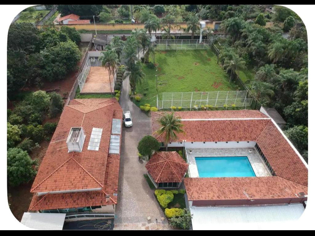 an aerial view of a house with a swimming pool at suítes Arco-íris in Uberlândia