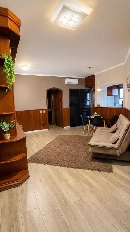 a living room with a couch and a table at Flat em Hotel com Estacionamento Grátis e Piscina in Santos