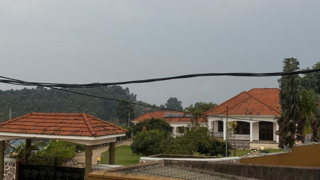 two houses with red roofs in a yard at Lorycon 