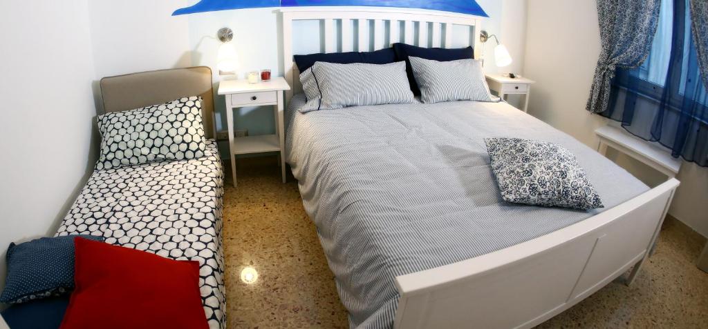 Łóżko lub łóżka w pokoju w obiekcie B&B Caronte Messina
