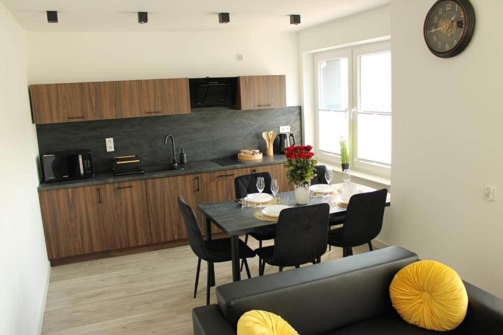 a kitchen and dining room with a table and chairs at BSApartament in Piwniczna-Zdrój
