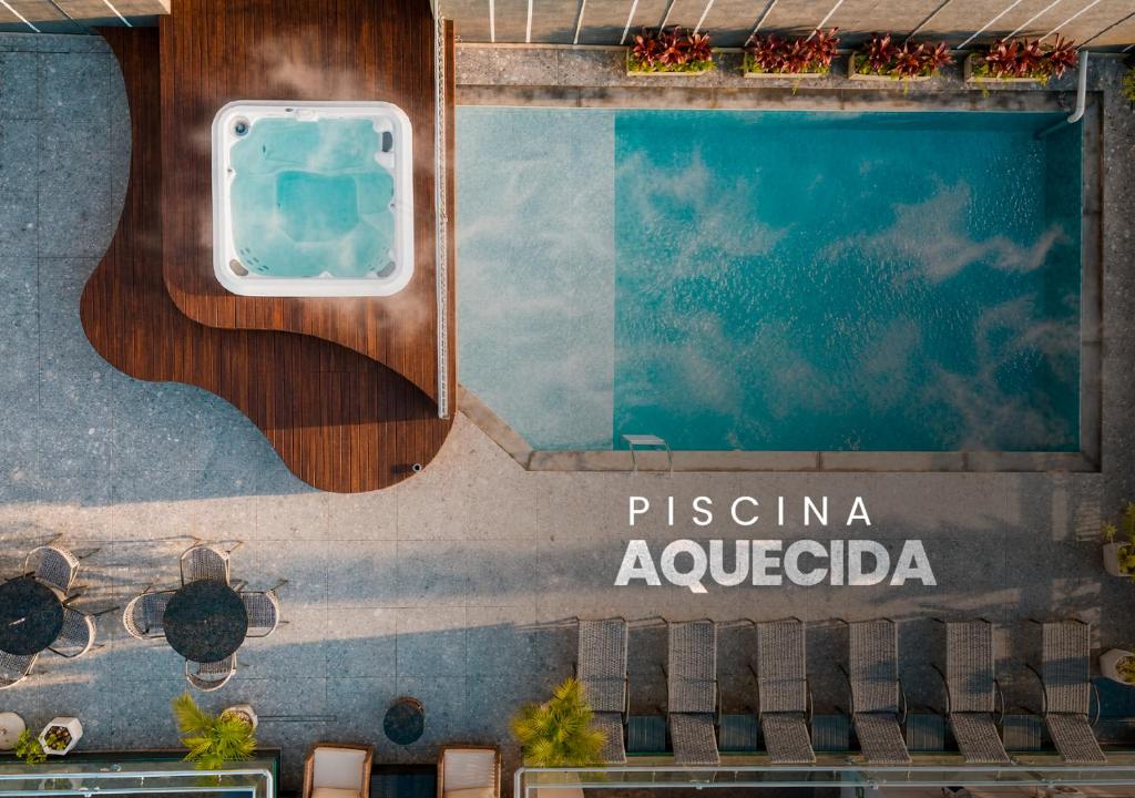 ein Gebäude mit einem Schwimmbad und einem Fenster in der Unterkunft Del Rey Quality Hotel in Foz do Iguaçu