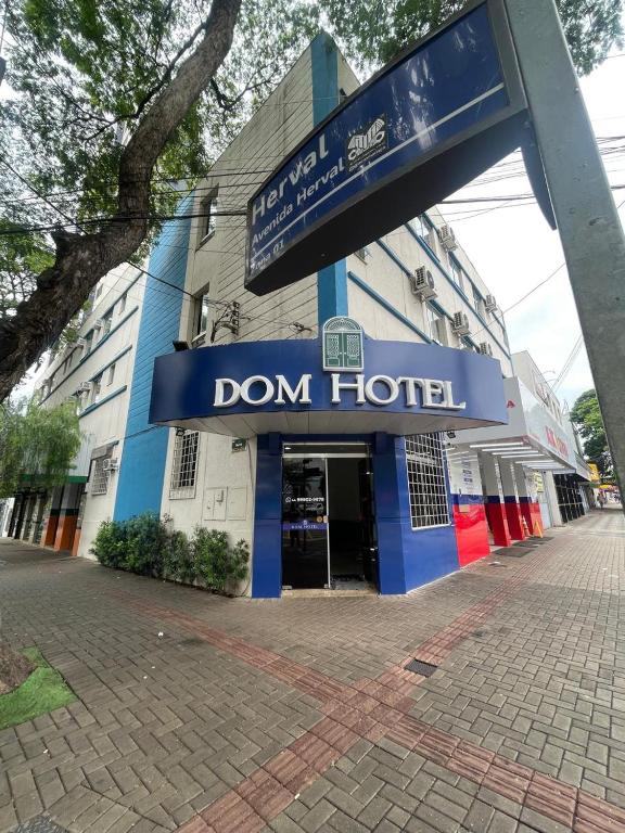 a building with a sign that reads don hotel at Dom Hotel in Maringá