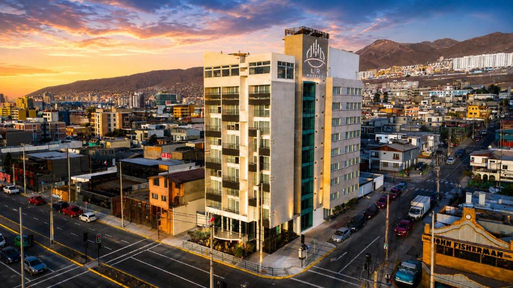 a view of a city with a tall building at Alto del Sol Costanera Antofagasta in Antofagasta