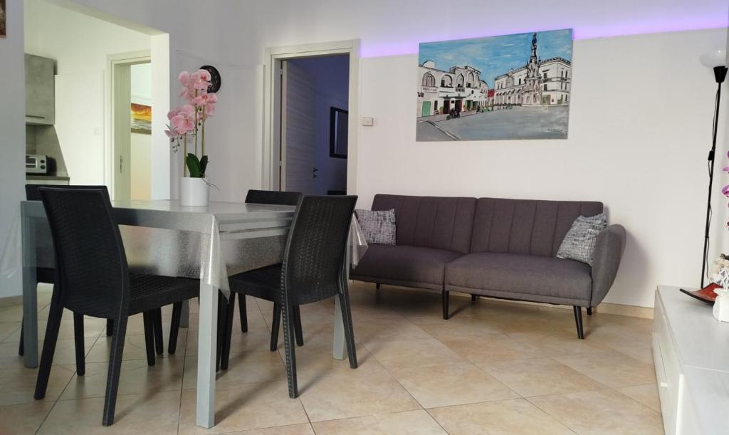 a dining room with a table and chairs at D&M House Salento in Nardò