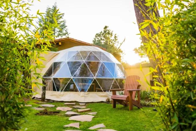 eine Bank in einem Garten mit einer Glaskuppel in der Unterkunft Lunada Mazamitla in Mazamitla
