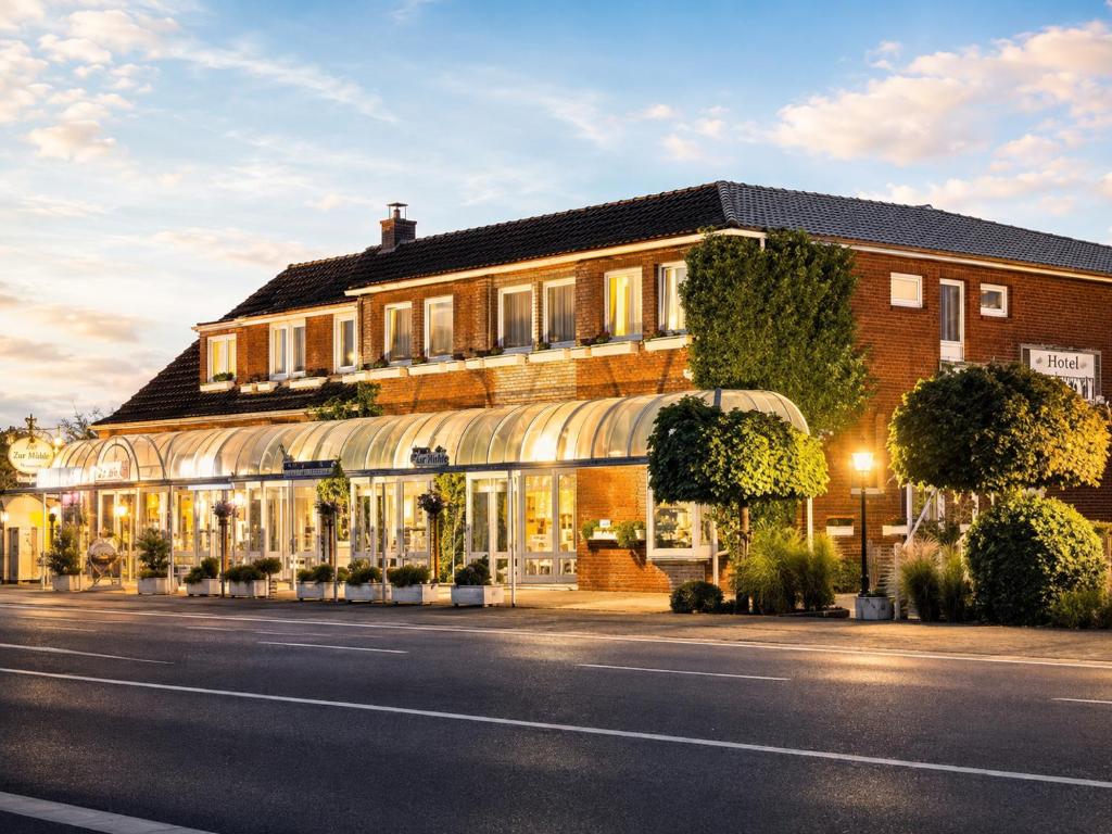 a building on the side of a street at Hotel & Restaurant Möwchen in Norden