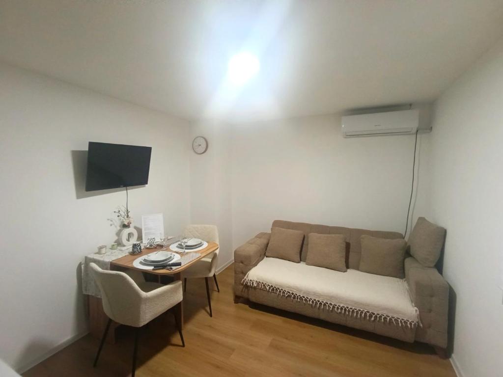 a small living room with a couch and a table at VracarHouse in Vračar (historical)