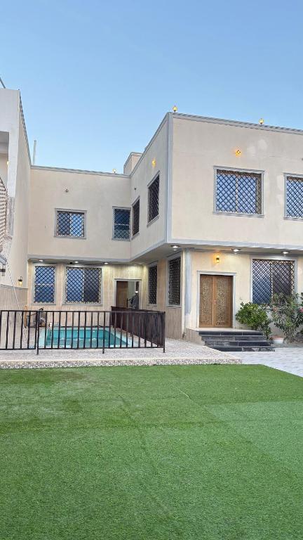 a large house with a green lawn in front of it at فلة وشاليه ابحر الشمالية in Jeddah