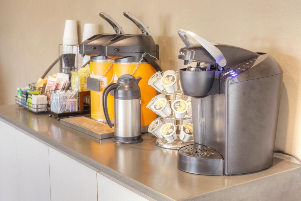 Příslušenství pro přípravu čaje a kávy v ubytování Steam Plant Hotel