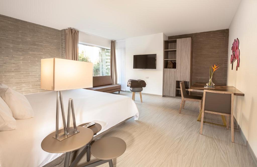TV a/nebo společenská místnost v ubytování V Grand Hotel, a member of Radisson Individuals