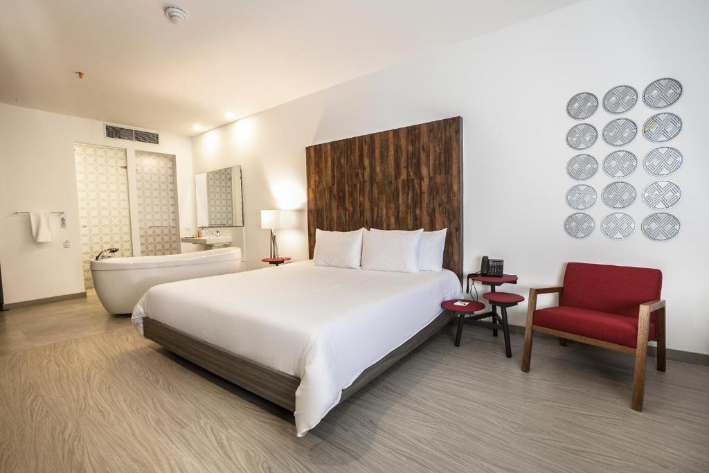 Postel nebo postele na pokoji v ubytování V Grand Hotel, a member of Radisson Individuals