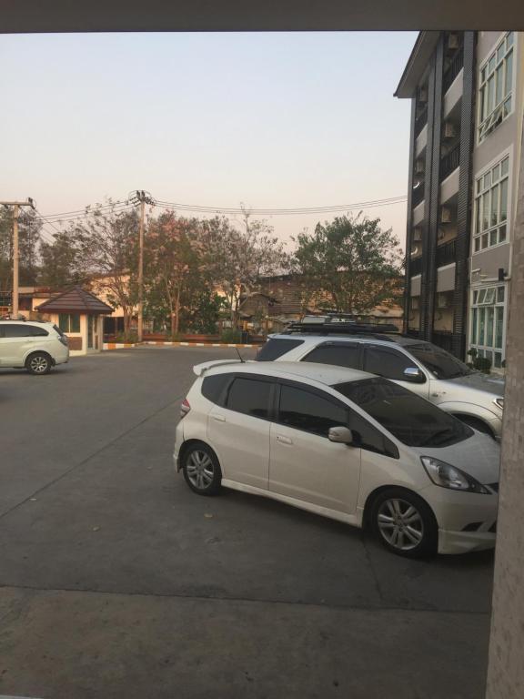 un groupe de voitures garées sur un parking dans l'établissement Grand Lopburi, à Lop Buri