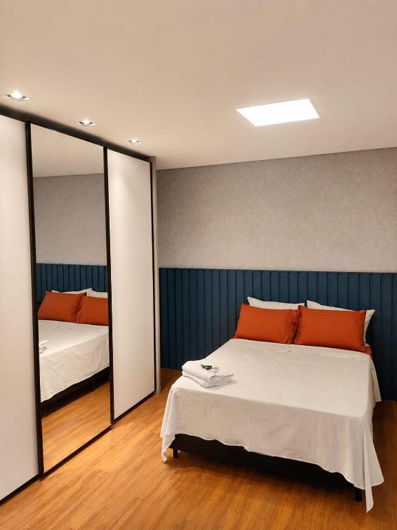 a bedroom with two beds and a large mirror at Apt Premium com Vista Panorâmica e Lazer Completo in Joinville