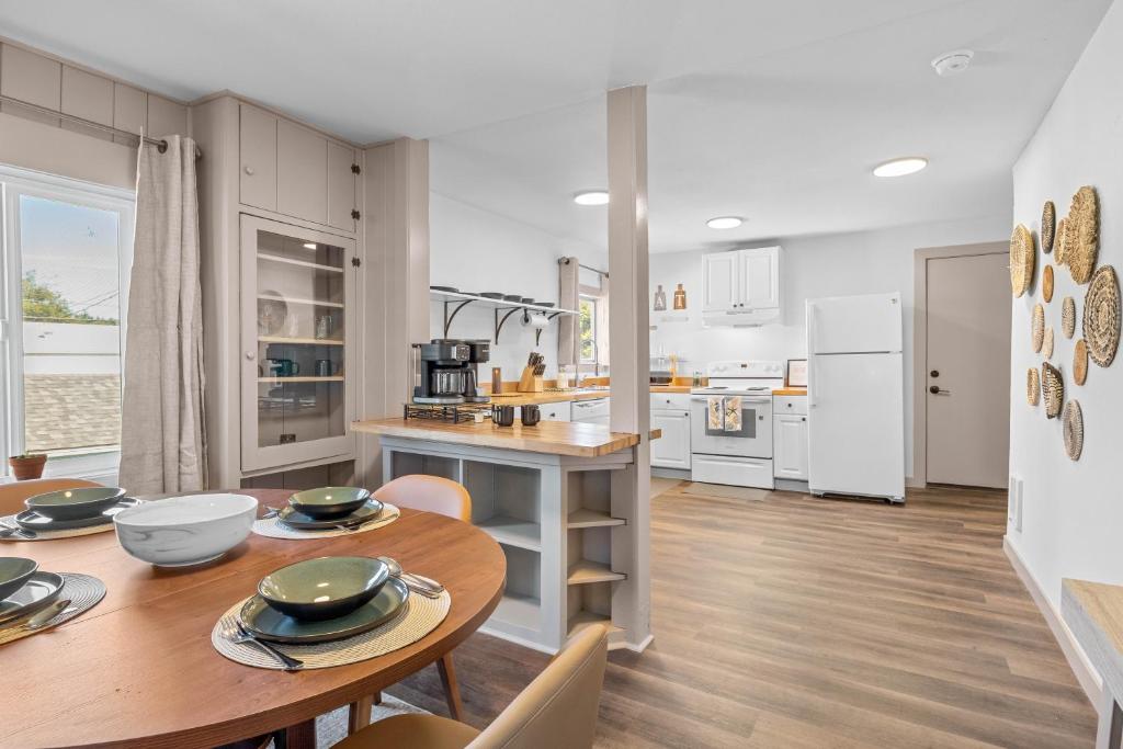 a kitchen and dining room with a table and chairs at Terimore Lodging by the Sea in Tillamook