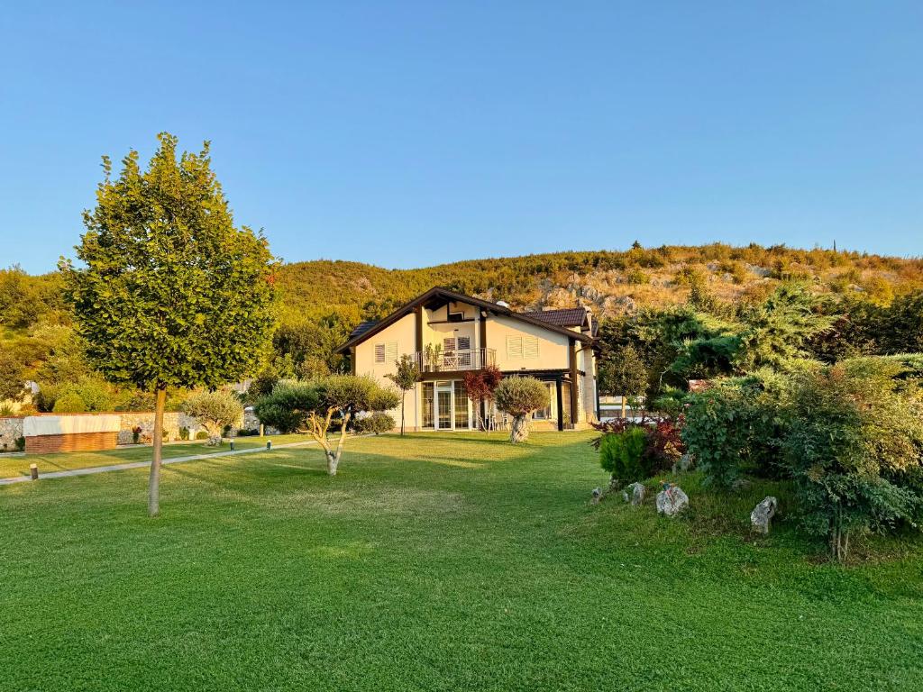 a house on a hill with a green yard at Villa Kadeli 